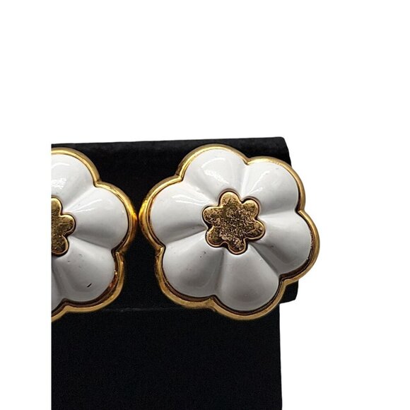 Vendome Domed Screwback Clip On Earrings Vintage White Enamel Gold Plated Floral - Picture 7 of 16